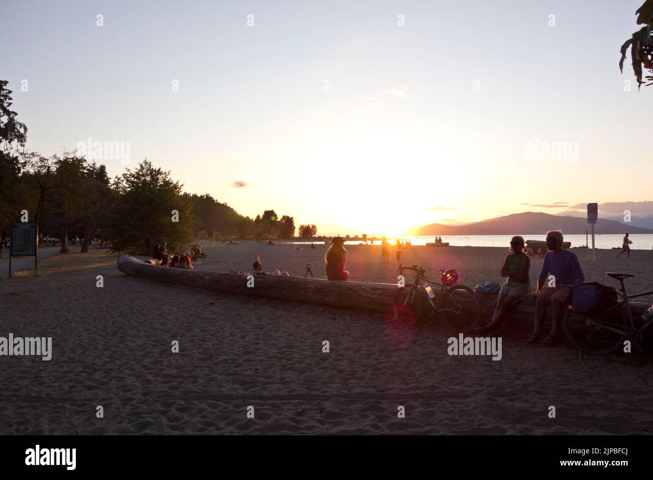 Persone che guardano il tramonto sulla spiaggia di Spanish Banks a Vancouver, BC, Canada. Foto Stock