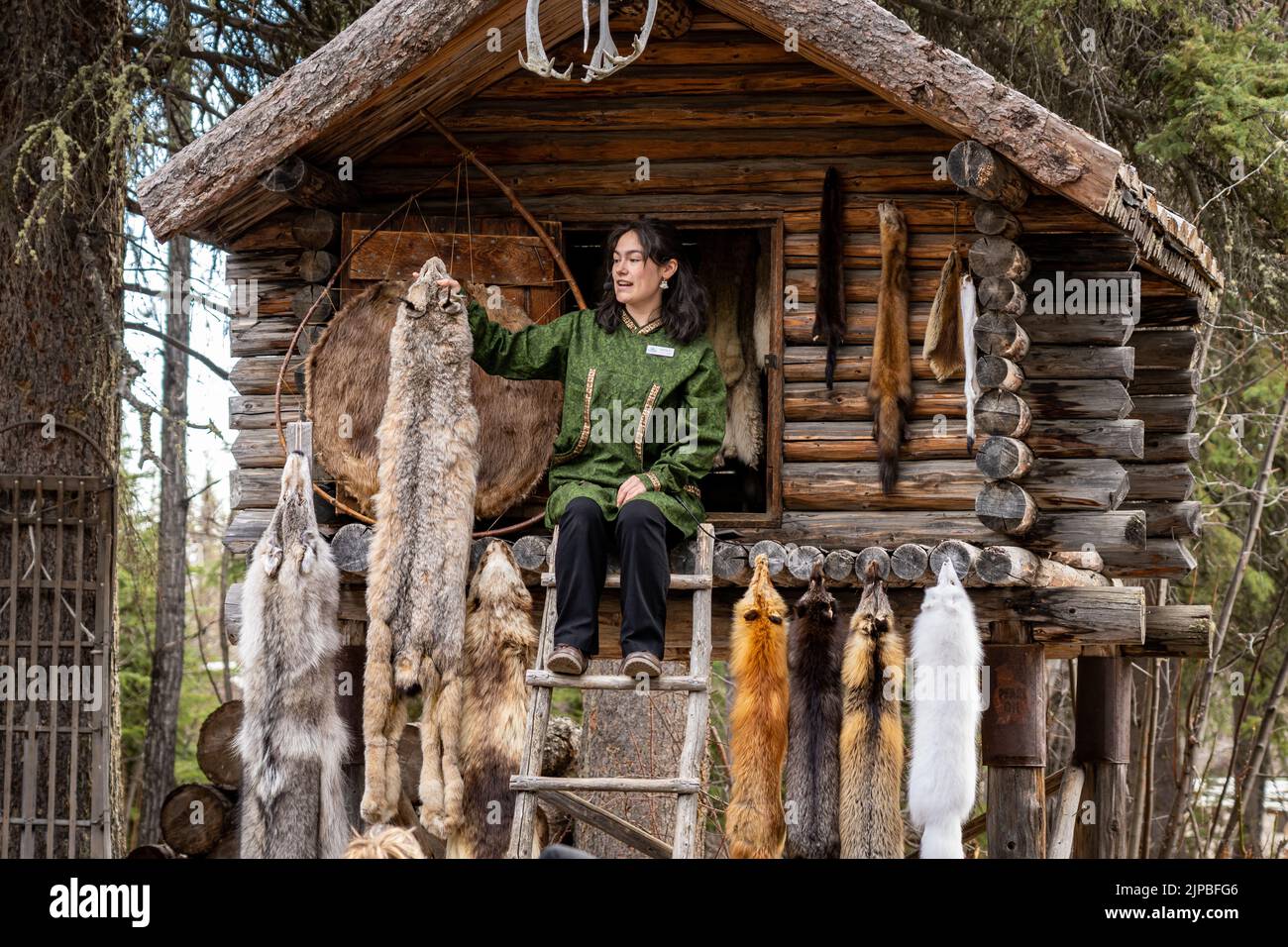 Una ragazza di Athabaskan posa in costume nativo al villaggio indiano di Chena a Fairbanks, Alaska Foto Stock