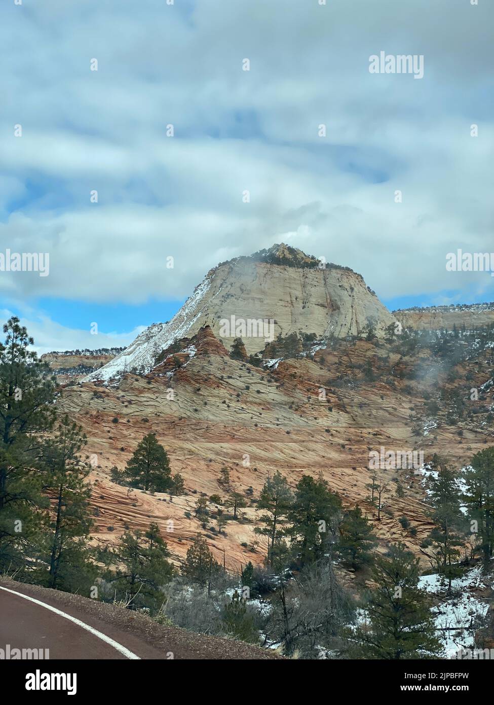 Foto dello Zion Canyon e delle montagne di arenaria Navajo nello Zion National Park lungo lo Zion Park Blvd a Springdale, Utah, Stati Uniti. Foto Stock