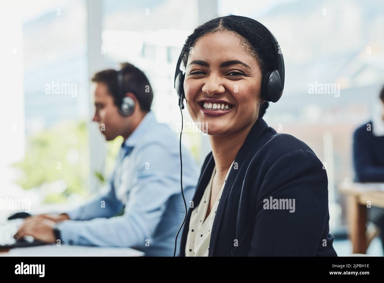 Offriamo solo un supporto affidabile. Ritratto di un giovane operatore del call center che lavora in ufficio. Foto Stock