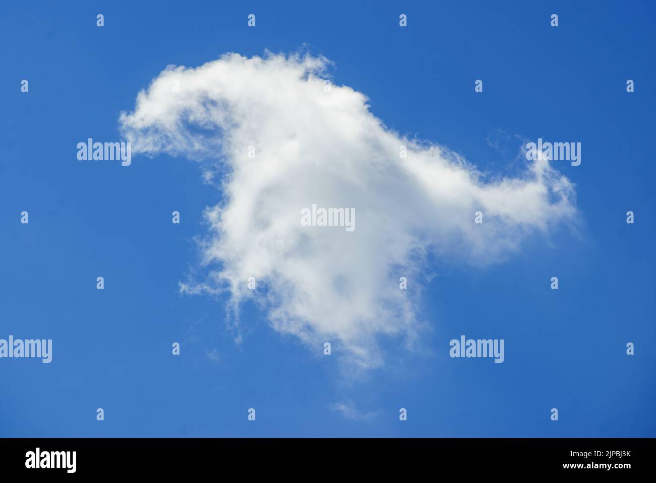 Bucarest, Romania - 04 agosto 2022: Una sola nuvola bianca nel cielo blu. Foto Stock