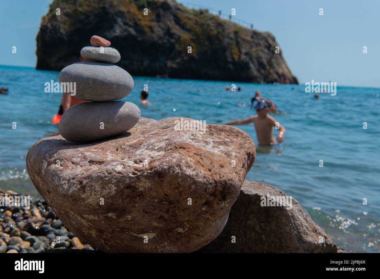 Pietre piramide mare meditazione felice spa spiaggia calma ciottoli viaggio, concetto di vacanza torre in pace dal paesaggio estivo, astratto all'aperto. Riva Foto Stock