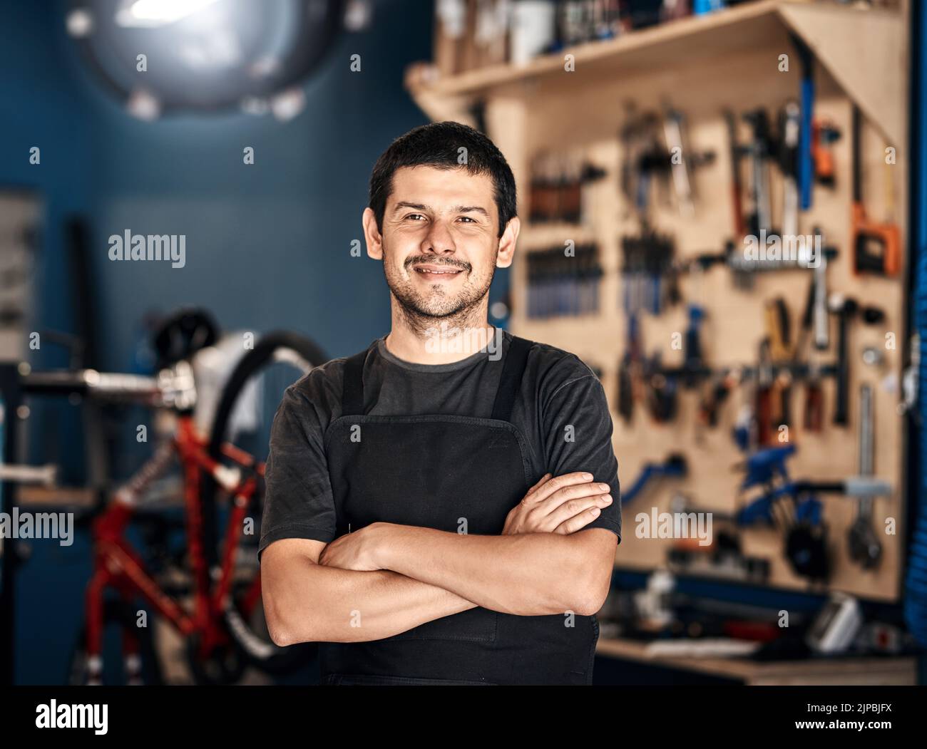 Mi chiamano il leader nella riparazione di biciclette, un uomo che lavora in un negozio di riparazione di biciclette. Foto Stock