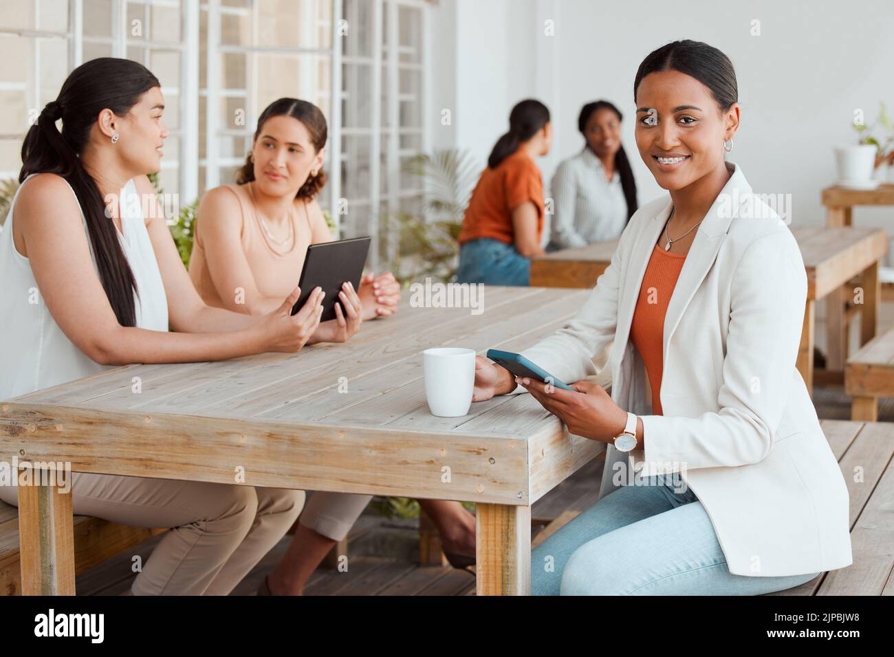 Donna d'affari in caffetteria ufficio o mensa SMS, navigazione e scorrimento sul telefono durante la pausa caffè in agenzia creativa startup. Ritratto di Foto Stock