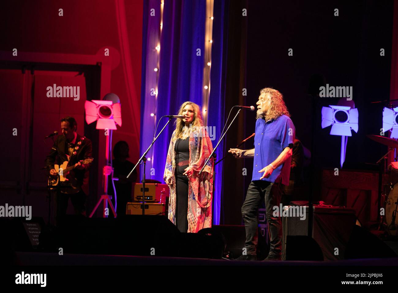 16 agosto 2022, San Diego, CA, Stati Uniti d'America: Alison Krauss e Robert Plant collaborano per eseguire un mix stimolante e idiosincratico di rock, folk, blues, bluegrass, country, E Metal di fronte a migliaia di fan a Brady Shell lunedì 15 agosto a San Diego, California. Altri membri della collaborazione includono il batterista Jay Bellerose, il bassista Dennis Crouch, i multi-strumentisti Stuart Duncan e Viktor Krauss e il chitarrista JD McPherson (Credit Image: © Rishi Deka/ZUMA Press Wire) Foto Stock