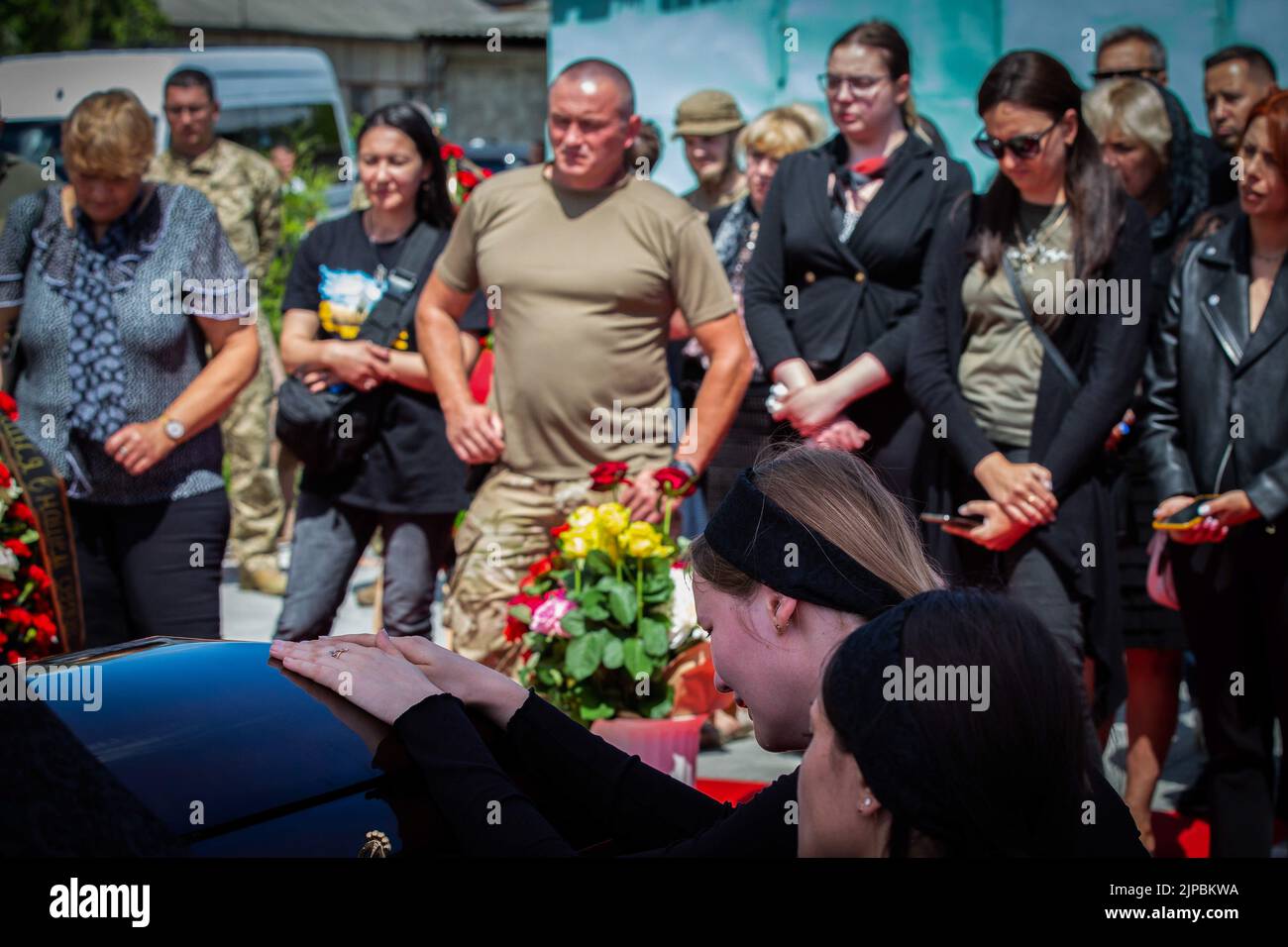 Parenti e amici pianggono vicino alla bara durante la cerimonia funeraria di un serviceman ucraino soprannominato 'Fanat' a Kyiv. Un soldato è stato ucciso in una battaglia nell'Ucraina orientale a seguito dell'invasione russa dell'Ucraina. I parenti del soldato tengono segreto il suo nome e la sua foto perché la vita di suo padre sarà in pericolo in qualche parte della regione di Luhansk occupata dalle truppe russe e se le autorità di occupazione scopriranno che suo figlio ha combattuto nell'esercito ucraino, il padre può essere arrestato e torturato. (Foto di Oleksii Chumachenko/SOPA Images/Sipa USA) Foto Stock