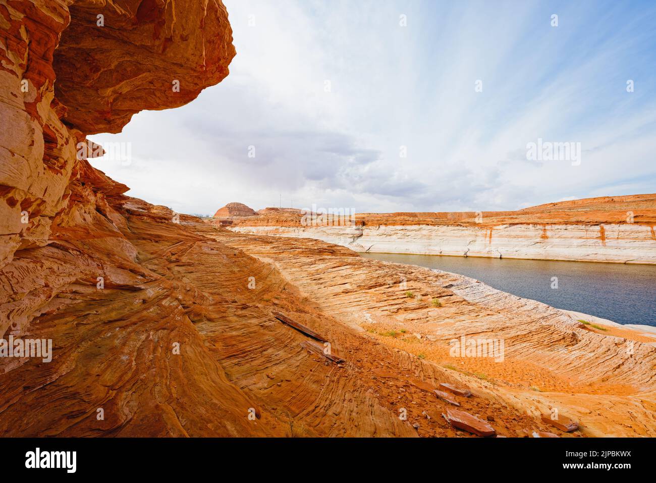The Chains, Glen Canyon, Arizona. Rocce rosse, lago Powell e cielo nuvoloso sfondo, copia spazio Foto Stock