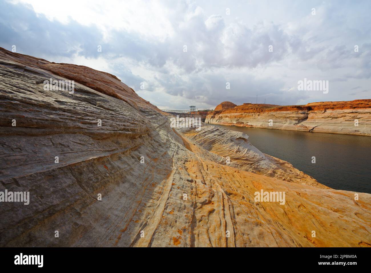The Chains, Glen Canyon, Arizona. Rocce rosse, lago Powell e Glen Canyon diga con cielo nuvoloso sullo sfondo Foto Stock