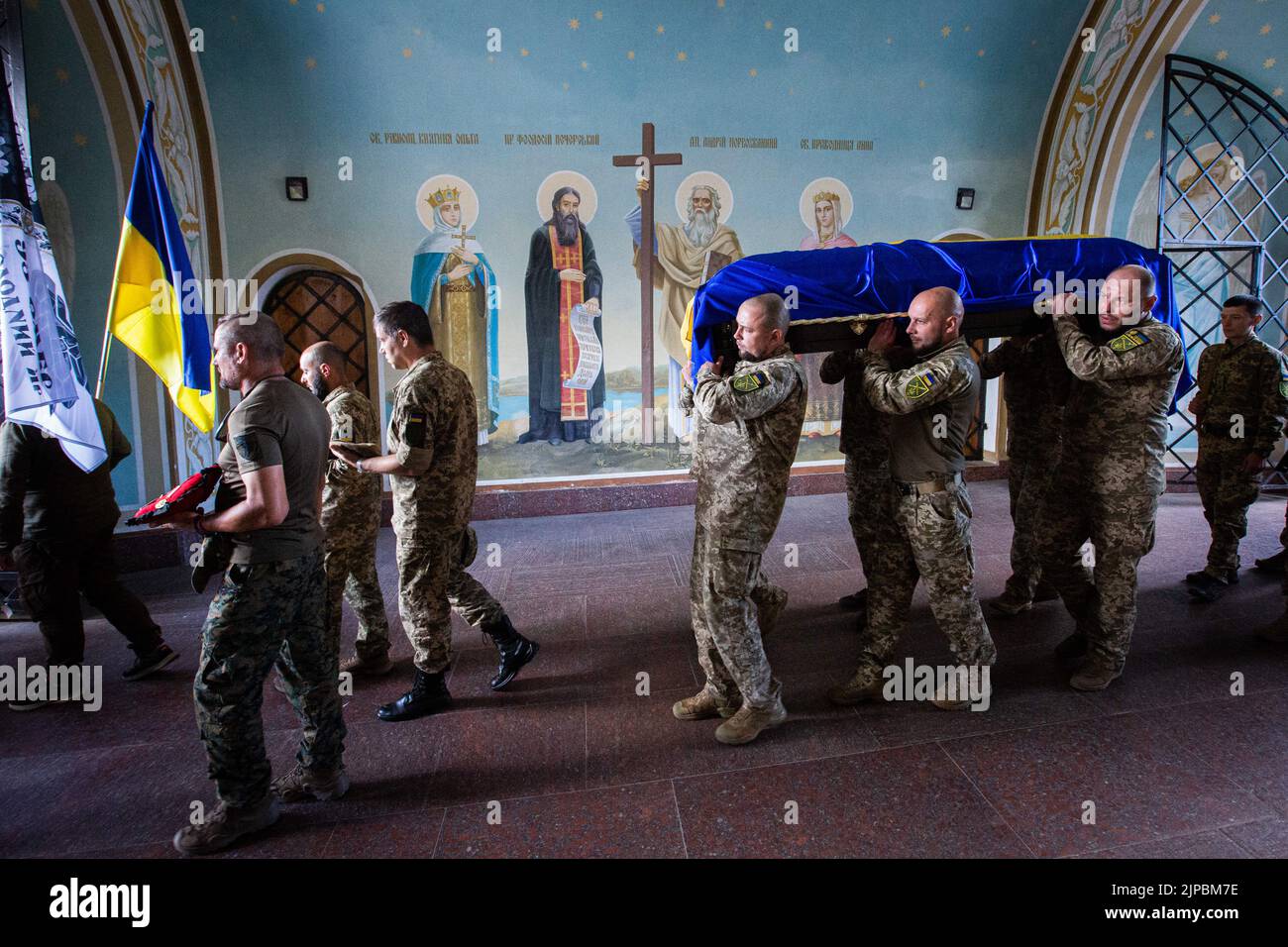 18 luglio 2022, Kiev, Ucraina: I soldati ucraini portano la bara coperta da una bandiera nazionale durante la cerimonia funeraria di un serviceman ucraino soprannominato 'Fanat' a Kiev. Un soldato è stato ucciso in una battaglia nell'Ucraina orientale a seguito dell'invasione russa dell'Ucraina. I parenti del soldato tengono segreto il suo nome e la sua foto perché la vita di suo padre sarà in pericolo in qualche parte della regione di Luhansk occupata dalle truppe russe e se le autorità di occupazione scopriranno che suo figlio ha combattuto nell'esercito ucraino, il padre può essere arrestato e torturato. (Credit Image: © Oleksii Chumachenko/SOP Foto Stock