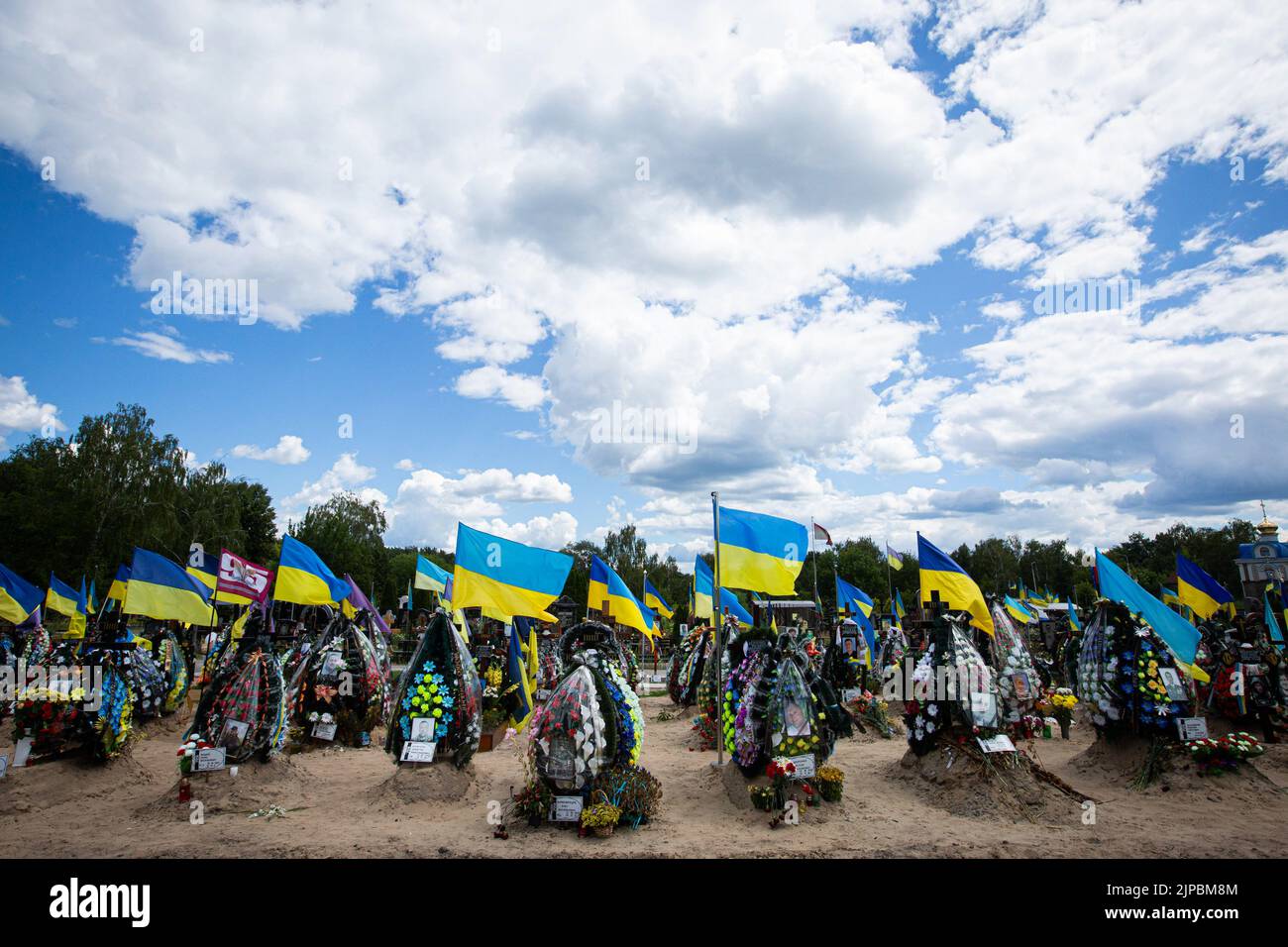 Kiev, Ucraina. 18th luglio, 2022. Tombe di soldati ucraini uccisi nella guerra con la Russia in un cimitero a Kyiv. Un soldato è stato ucciso in una battaglia nell'Ucraina orientale a seguito dell'invasione russa dell'Ucraina. I parenti del soldato tengono segreto il suo nome e la sua foto perché la vita di suo padre sarà in pericolo in qualche parte della regione di Luhansk occupata dalle truppe russe e se le autorità di occupazione scopriranno che suo figlio ha combattuto nell'esercito ucraino, il padre può essere arrestato e torturato. (Credit Image: © Oleksii Chumachenko/SOPA Images via ZUMA Press Wire) Foto Stock