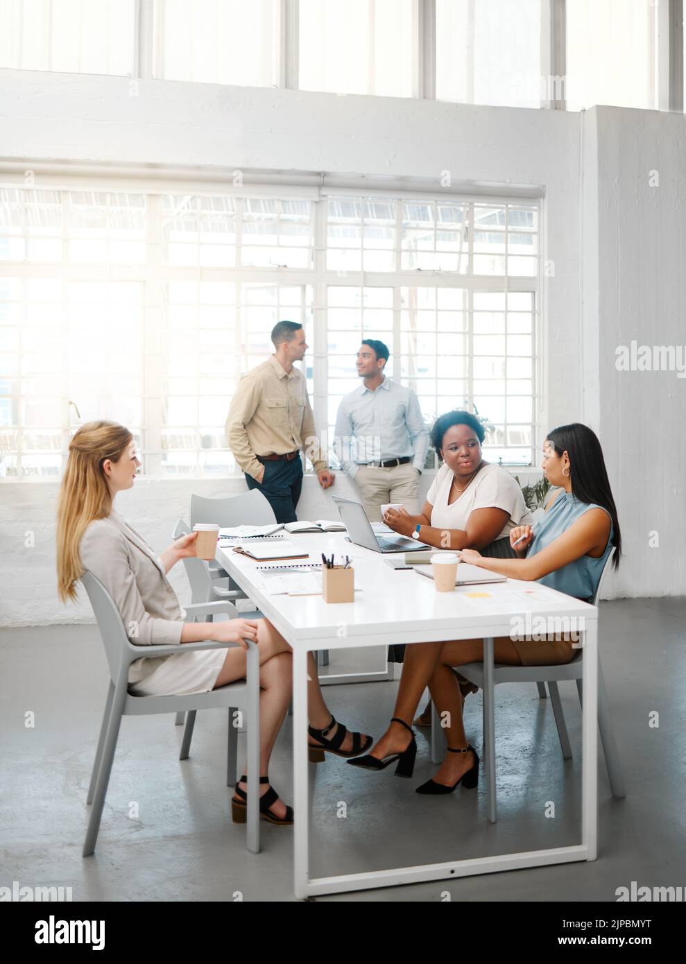Persone aziendali, professionali e professionali che parlano in riunione, discutono e fanno conversazione in un ufficio moderno insieme al lavoro Foto Stock