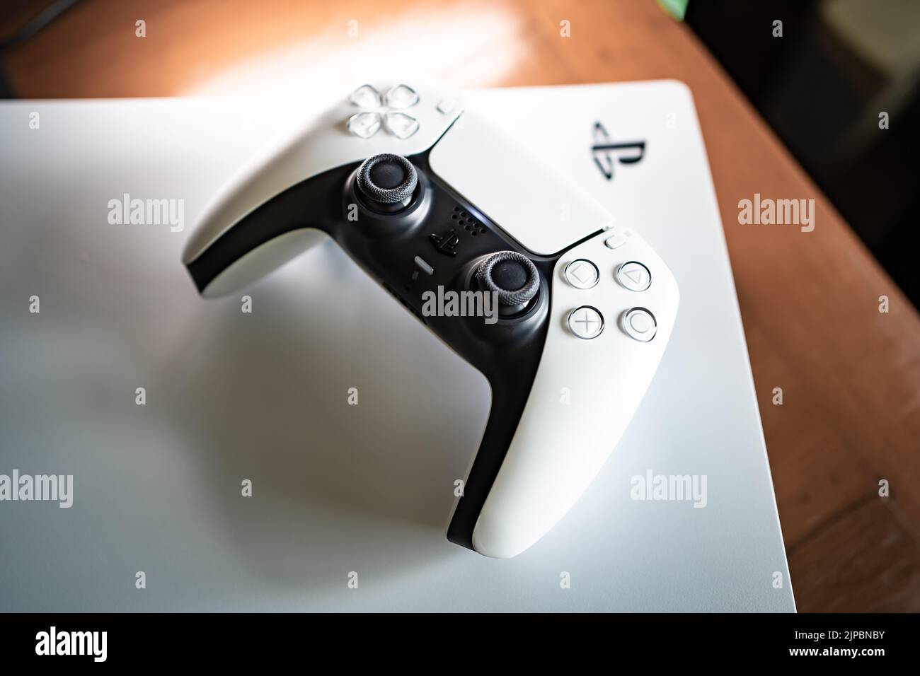 Bangkok, Thailandia - 27 luglio 2022: Console di gioco PlayStation 5 su un tavolo. Foto Stock