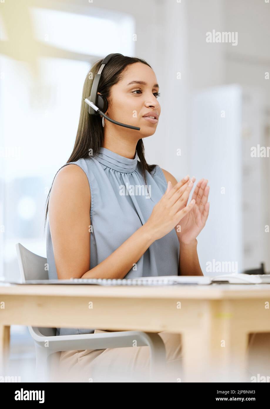 Agente del call center, consulente di vendita e dipendente del telemarketing che ascolta un cliente fornendo i dati di pagamento. Offerta professionale per contact centre Foto Stock