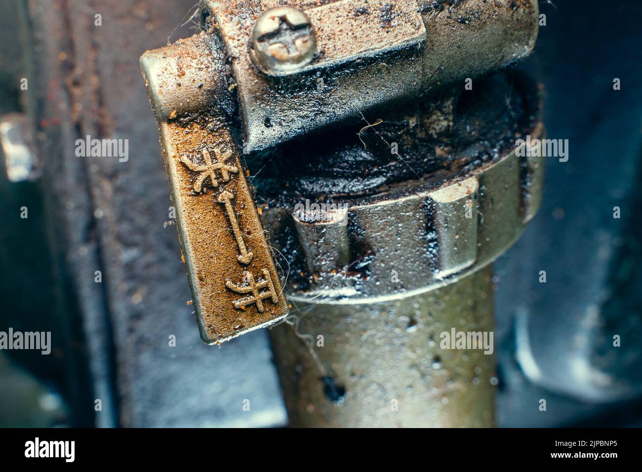Maniglia del filtro diesel con iscrizioni in cinese per l'apertura e la chiusura del motore di un trattore diesel a passo d'albero. Valvola di alimentazione carburante all'engi Foto Stock