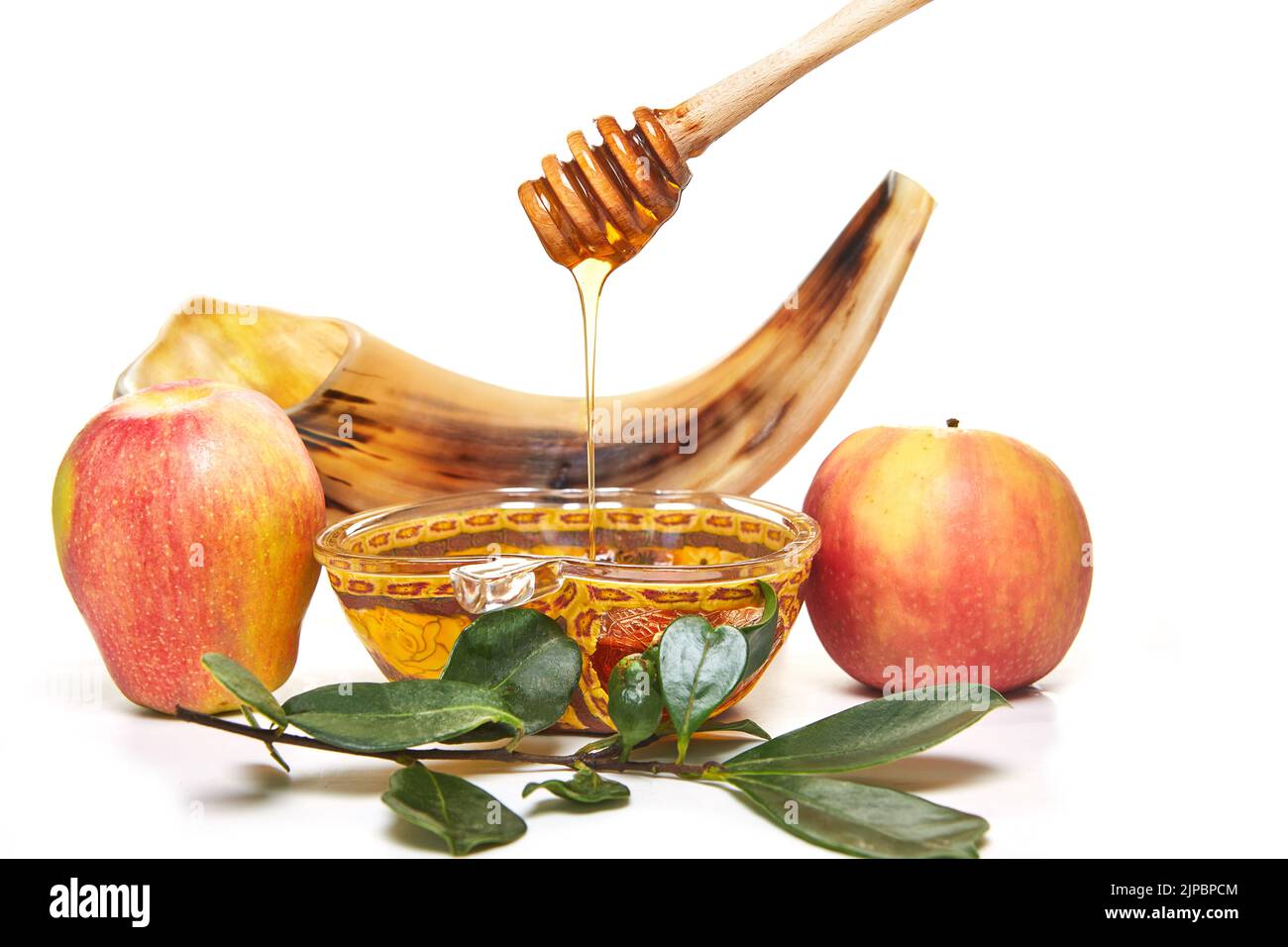 Rosh hashanah - concetto ebraico di vacanza di nuovo anno. Una ciotola a forma di mela con miele, mele, uno shofar sono i simboli tradizionali della vacanza. Isolato su Foto Stock