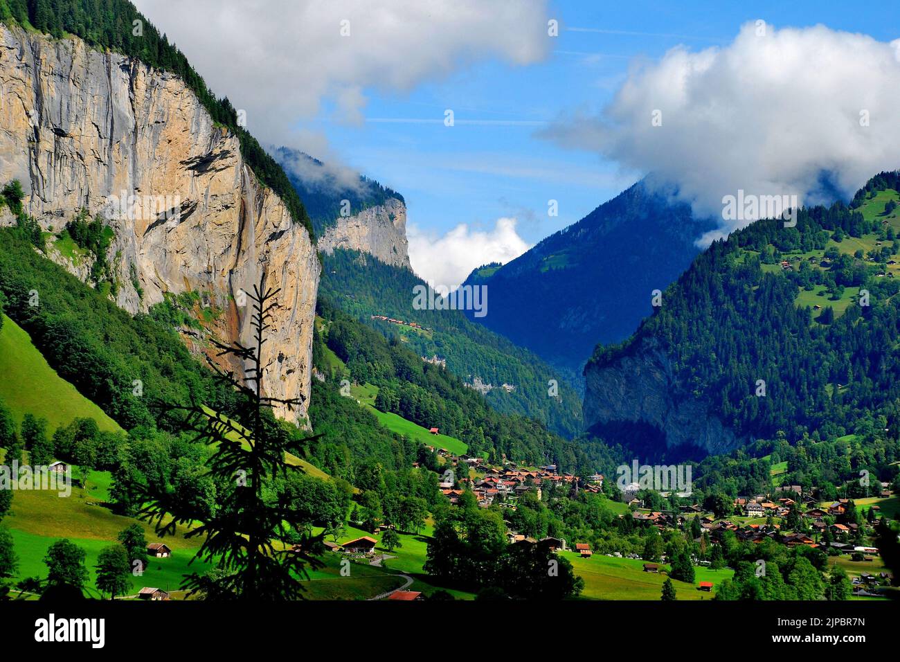 Sulla strada per le cascate di Mürrenbach, vicino Stechelberg, nella valle superiore di Lauterbrunnen, Svizzera, Europa Foto Stock