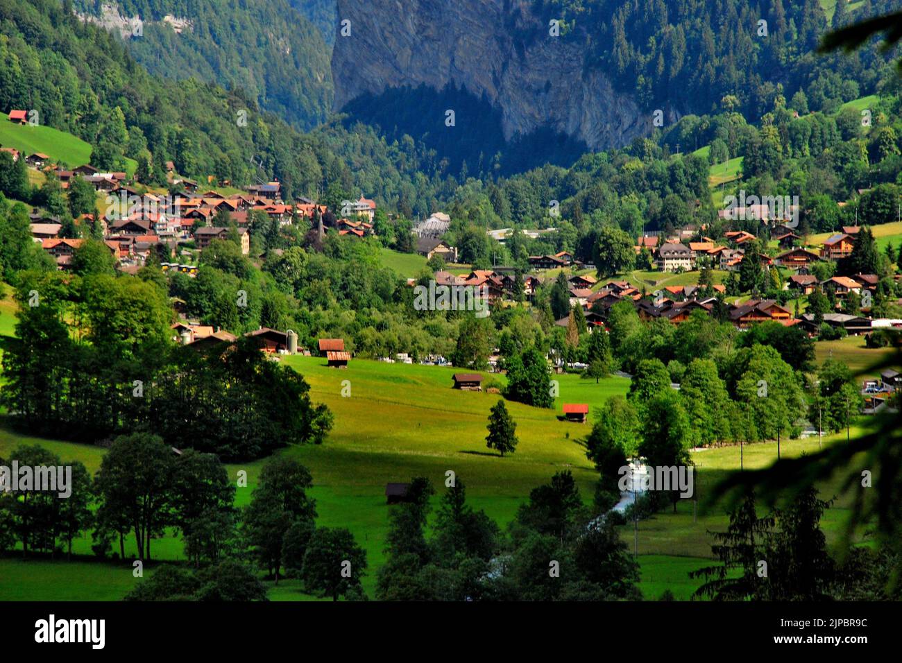 Sulla strada per le cascate di Mürrenbach, vicino Stechelberg, nella valle superiore di Lauterbrunnen, Svizzera, Europa Foto Stock