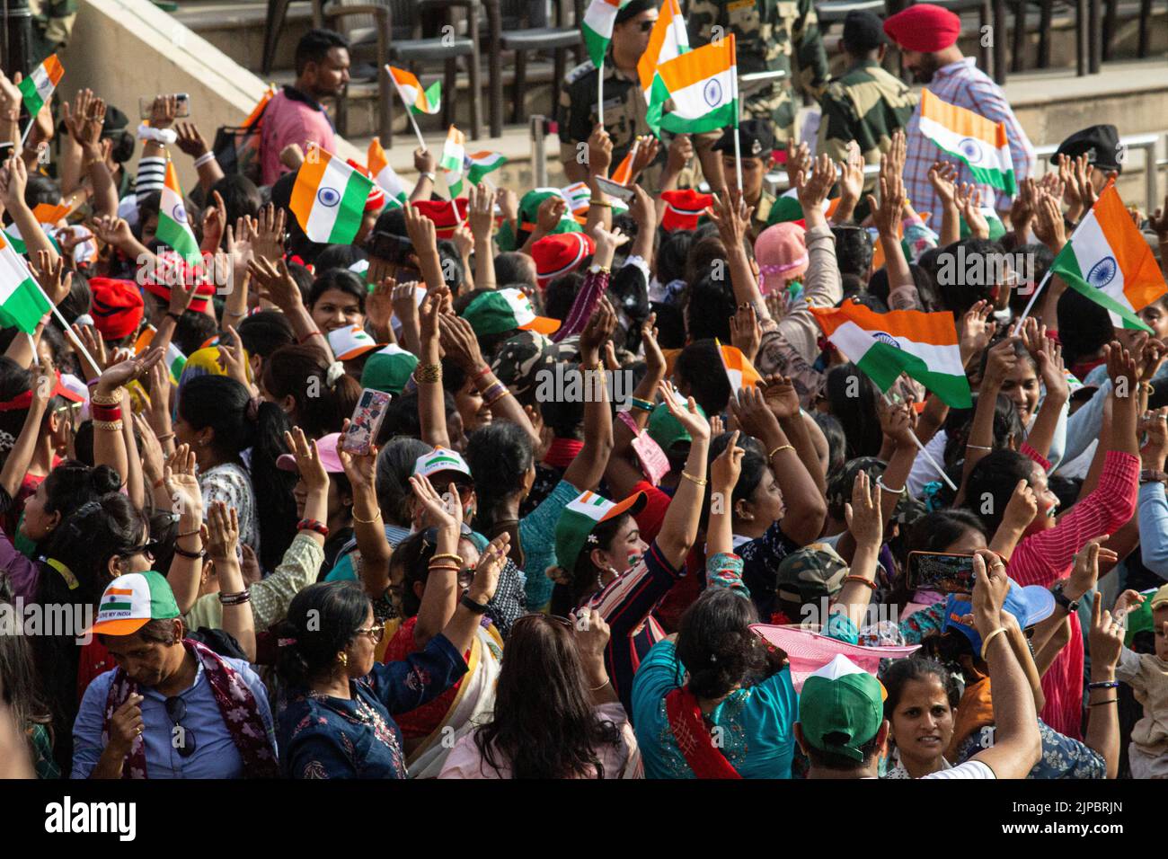 L'abbassamento della cerimonia delle bandiere al confine Attari-Wagah è una pratica militare quotidiana che le forze di sicurezza dell'India Foto Stock