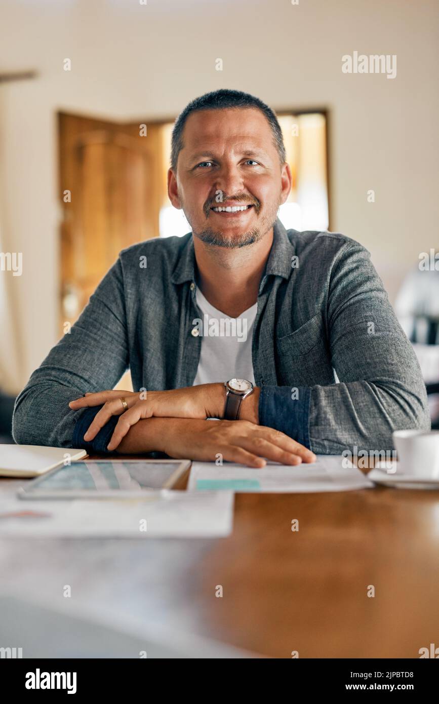 Non mi dispiace spendere la mia pianificazione di famiglia di fine settimana. Un uomo che progetta il suo preventivo della famiglia nel paese. Foto Stock