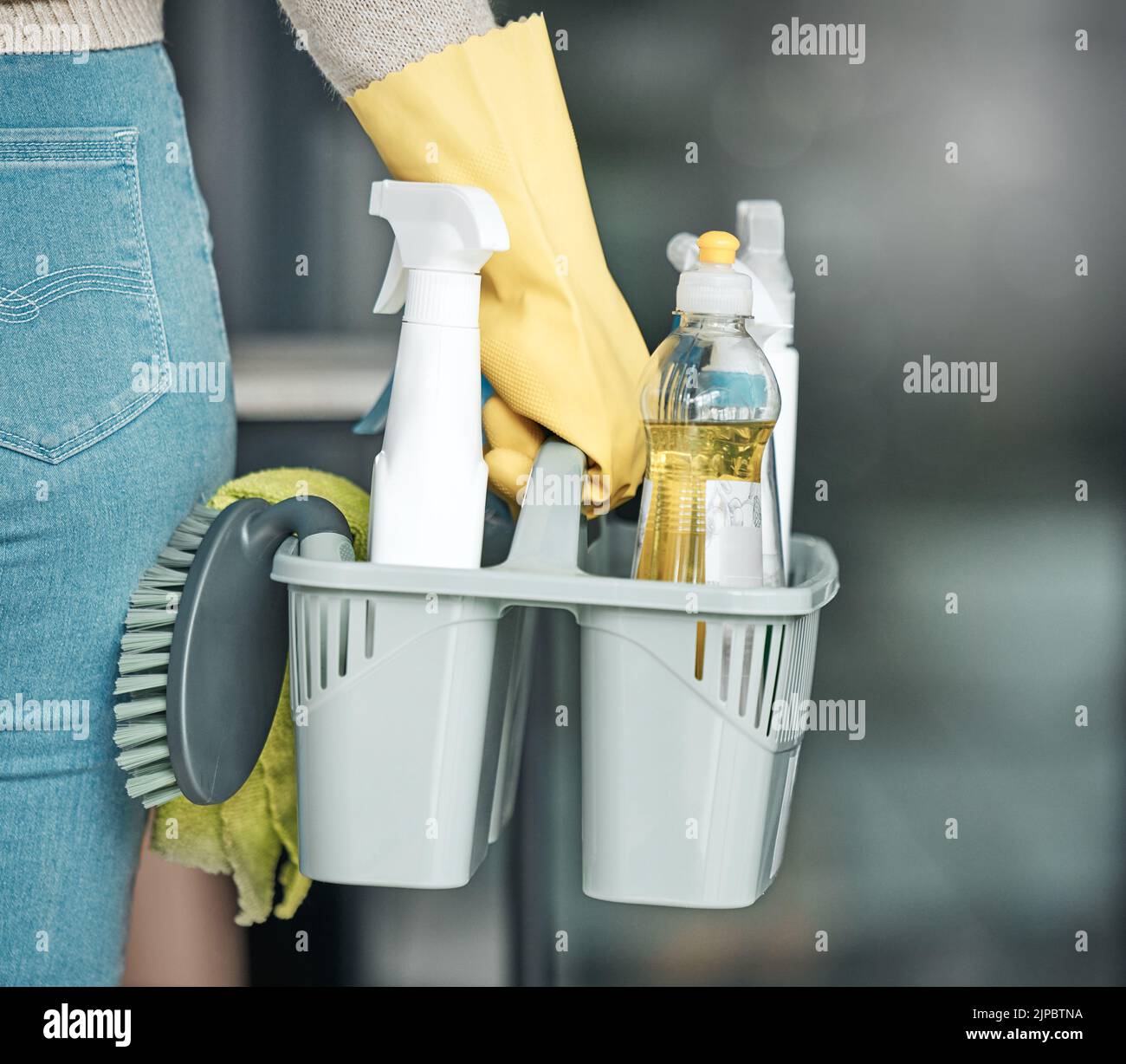 Detergente per vetri mr. Muscolo su una mensola in un deposito Foto stock -  Alamy