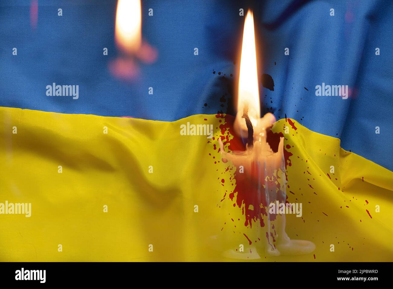 La bandiera nazionale dell'Ucraina è gialla e blu sullo sfondo di una candela nel sangue, piangiamo coloro che sono morti nella guerra in Ucraina 2022 Foto Stock