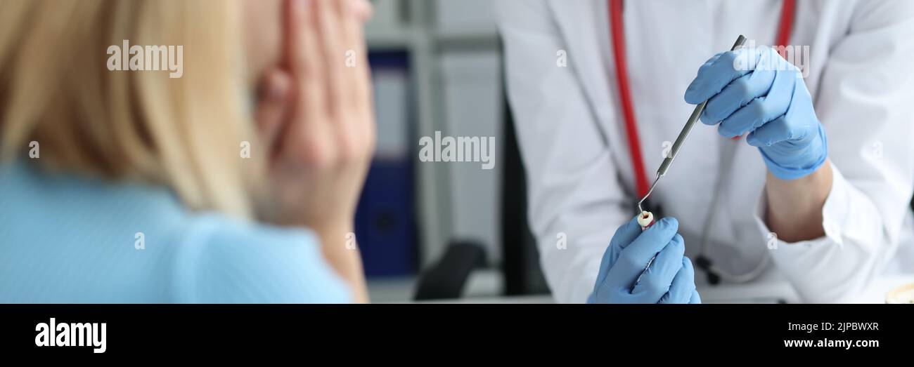 Paziente con mal di denti alla reception in odontoiatria Foto Stock