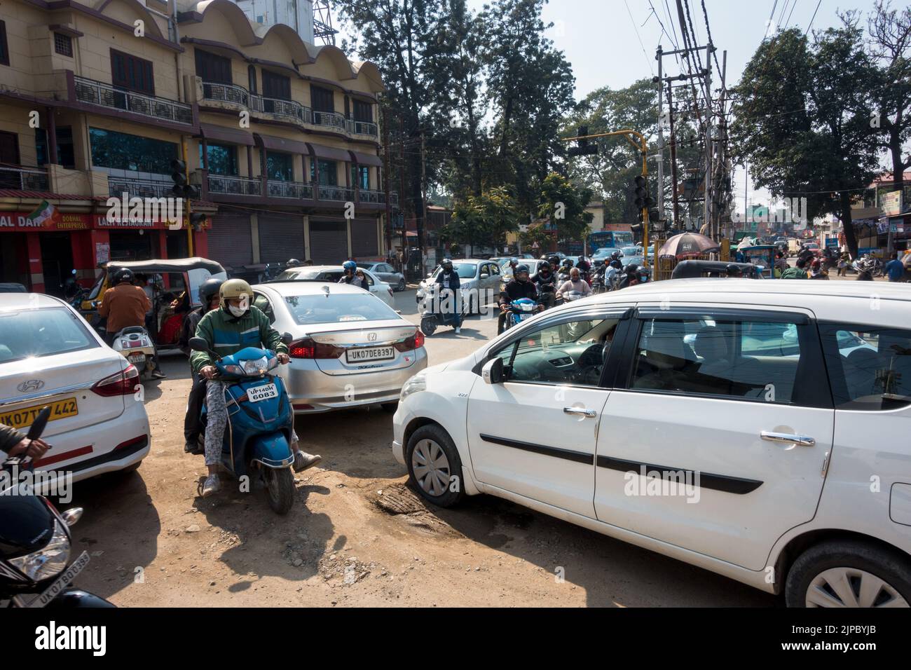 Febbraio 13th 2022. Dehradun Uttarakhand India. Un ingorgo intenso all'incrocio senza semafori con veicoli provenienti da ogni direzione Foto Stock