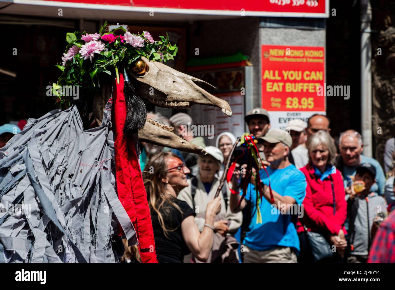 Penglaze 'Oss' sfilano davanti alla folla in Penzance nel giorno di Mazey di Golowan Foto Stock