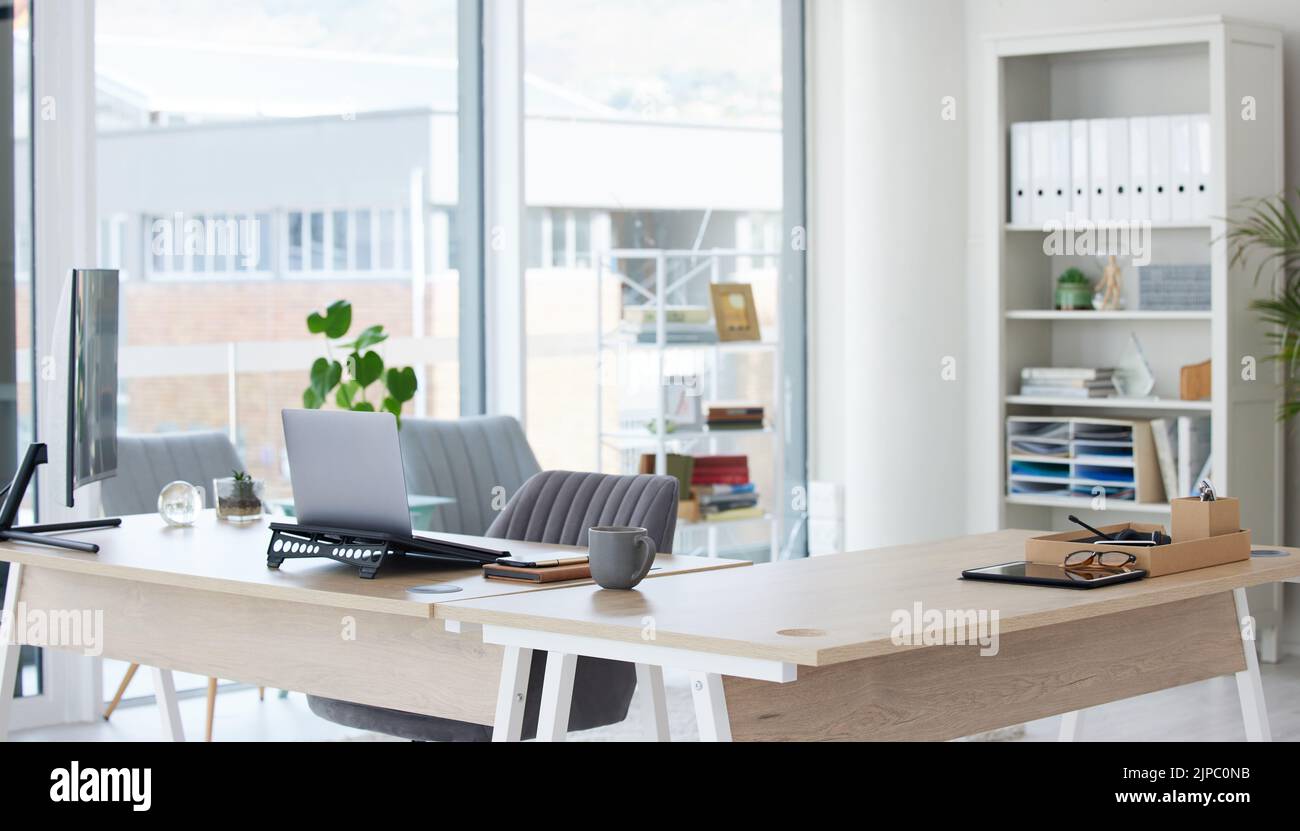 Interno dell'ufficio domestico pulito, luminoso e vuoto organizzato con un computer e una scrivania all'interno. Camera moderna, moderna e moderna con vista sullo spazio di lavoro Foto Stock