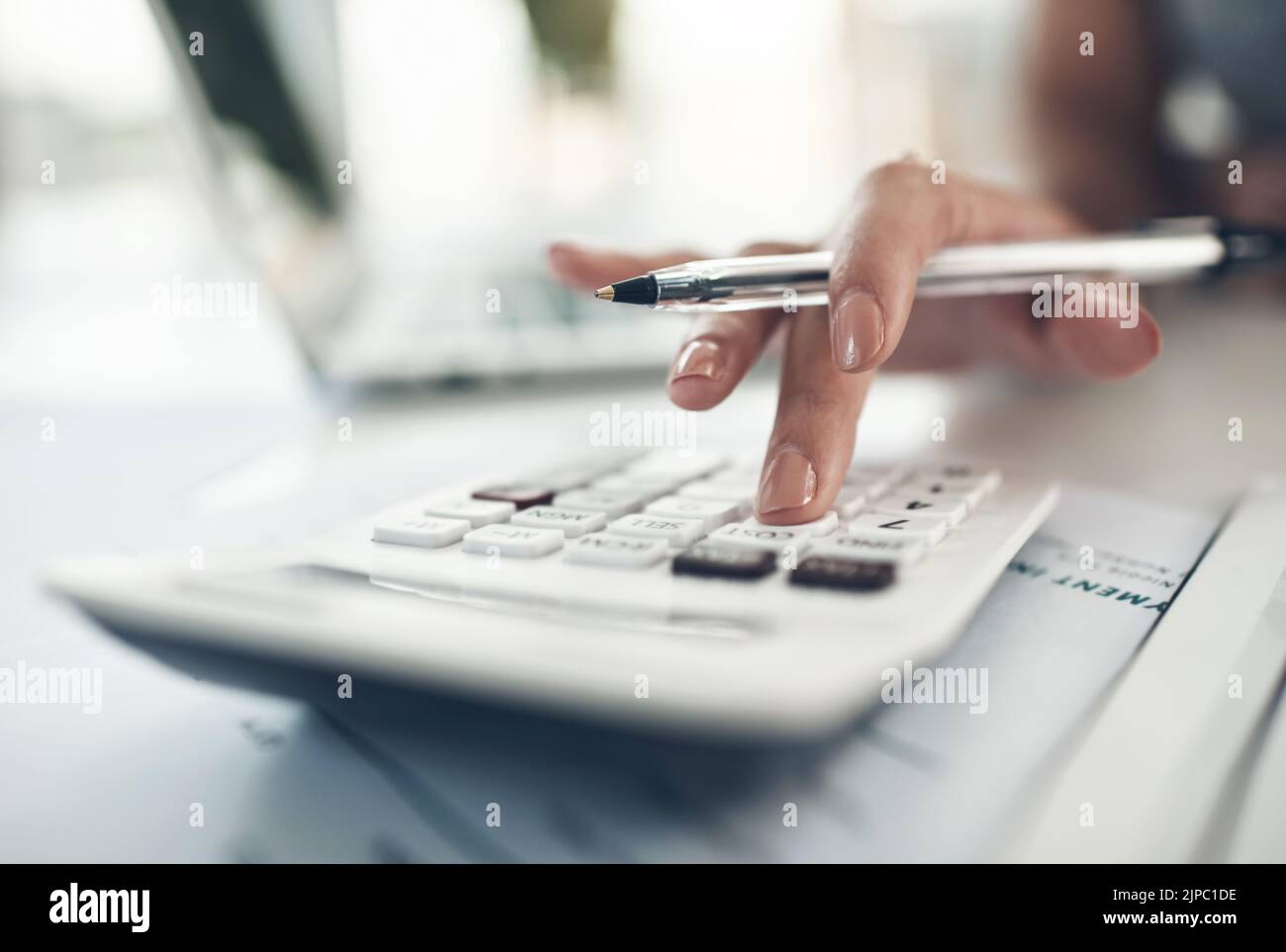 Calcolatrice, banca e finanza con un contabile, un pianificatore finanziario o un broker assicurativo che lavora in un ufficio o in una banca. Primo piano di una digitazione a mano Foto Stock Calcolatrice, banca e finanza con un contabile, un pianificatore finanziario o un broker assicurativo che lavora in un ufficio o in una banca. Primo piano di una digitazione a mano Foto Stock