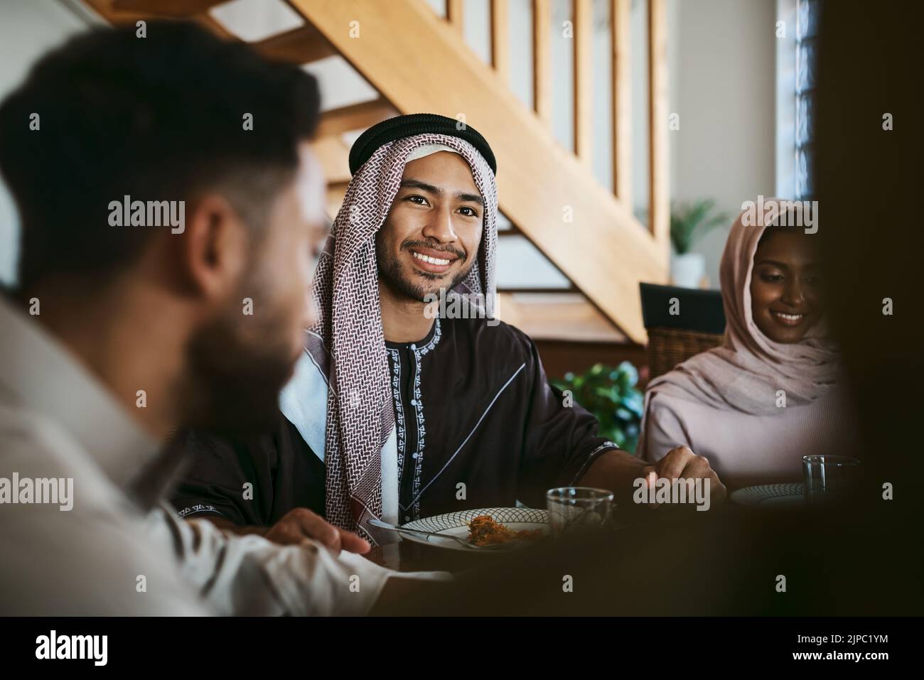 Uomo musulmano, arabo e islamico che gusta un pasto per eid, ramadan o che si rompe con la famiglia mentre celebra la religione, la cultura Santa e la fede islamica Foto Stock