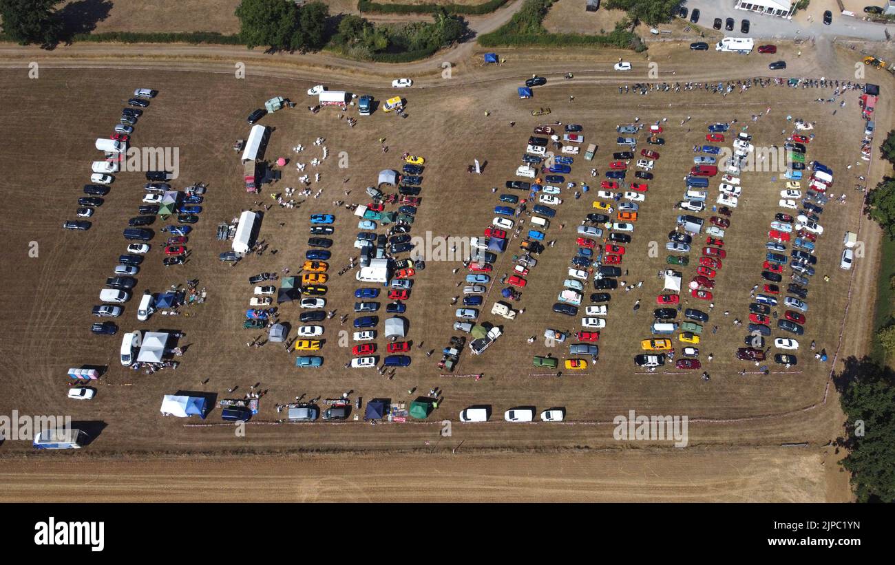 Peterborough, Regno Unito. 13th ago, 2022. E' una scena colorata al Maxey Classic Car and Bike Show, che si tiene alla Willow Brook Farm appena fuori Peterborough, Cambridgeshire, Regno Unito, il 13 Agosto 2022 Credit: Paul Marriott/Alamy Live News Foto Stock