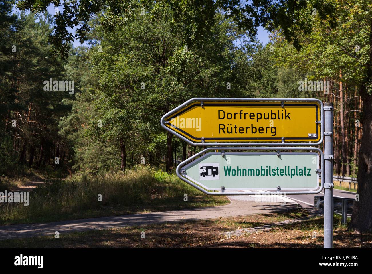 Ruterberg, Germania - 2 agosto 2022: Villaggio di Ruterberg lungo la strada che fa riferimento al periodo della guerra fredda in cui il villaggio si dichiarò Repubblica Foto Stock