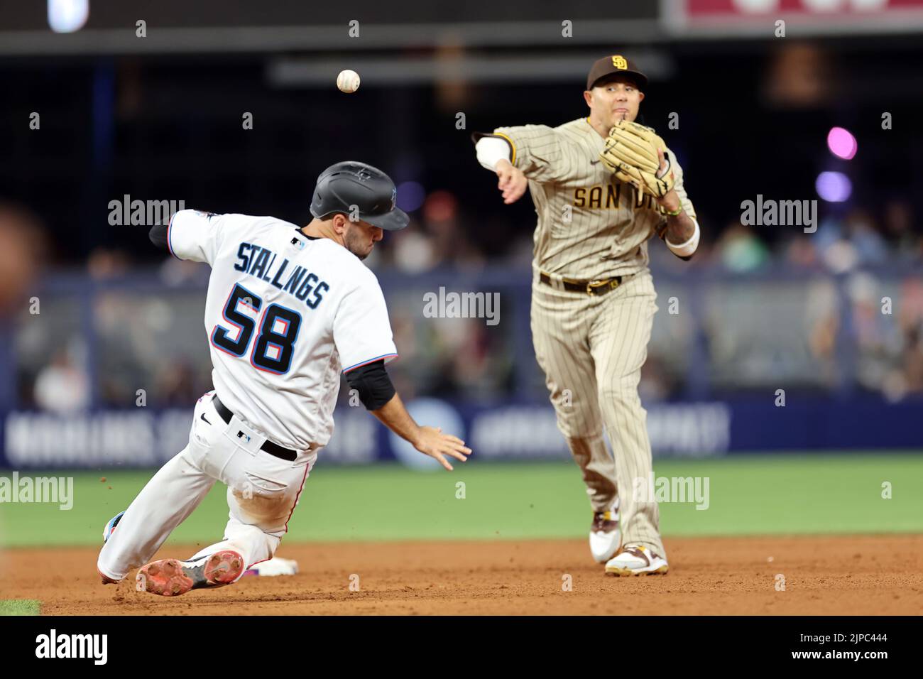 Miami, Florida. USA; Miami Marlins catcher Jacob Stallings (58) cerca di rompere un doppio gioco, mentre San Diego Padres terzo baseman Manny Machado (13) ge Foto Stock