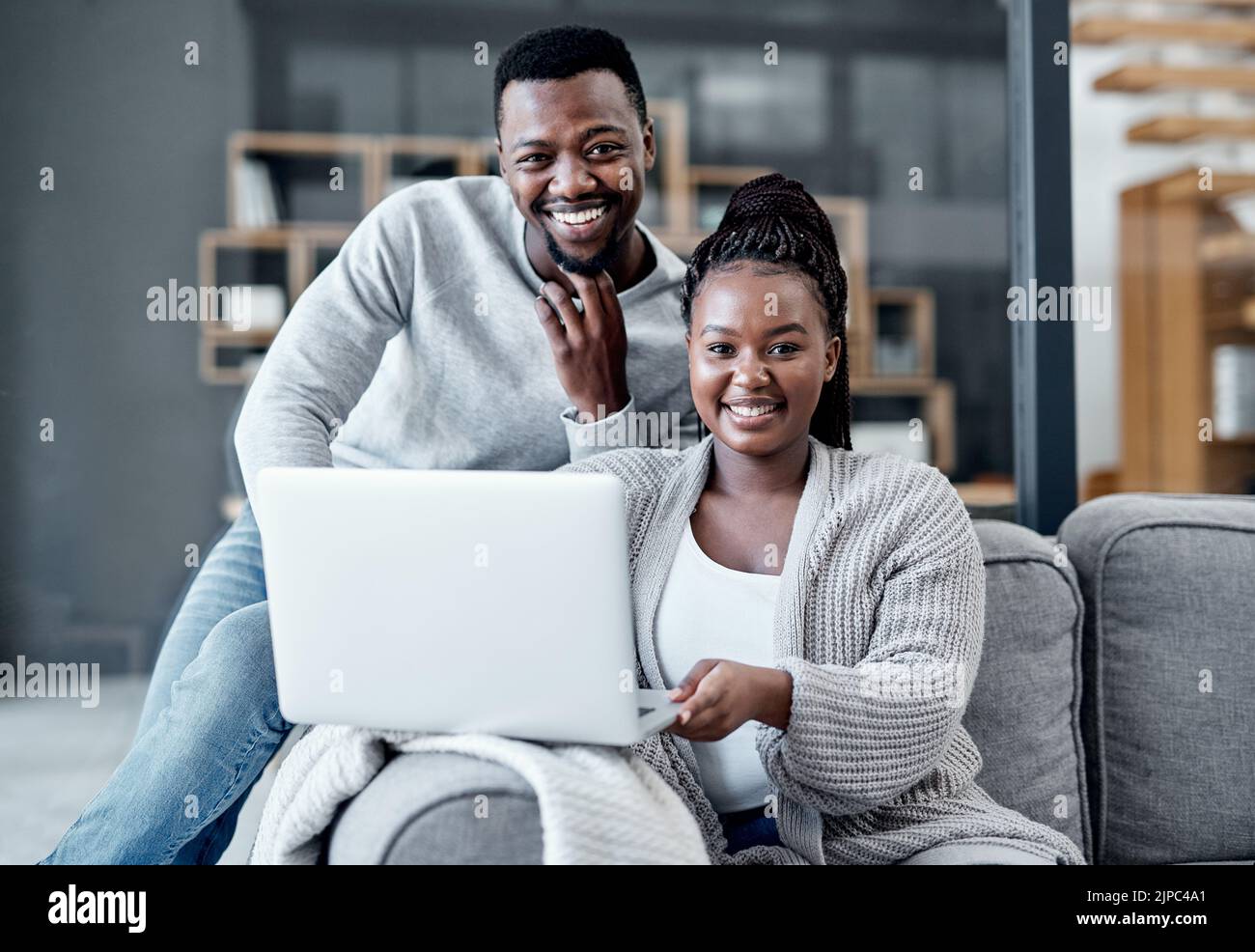 Felice coppia che naviga su un portatile, banca online e facendo domanda per un prestito a casa, un mutuo o un'assicurazione. Ritratto di un uomo nero e di una donna che gestisce Foto Stock