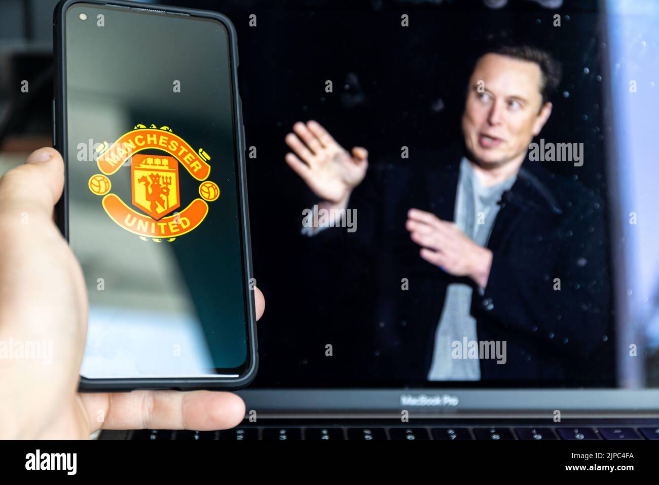 Manchester , Regno Unito - 17 agosto 2022: Squadra di calcio del Manchester United ed Elon Musk in background Foto Stock