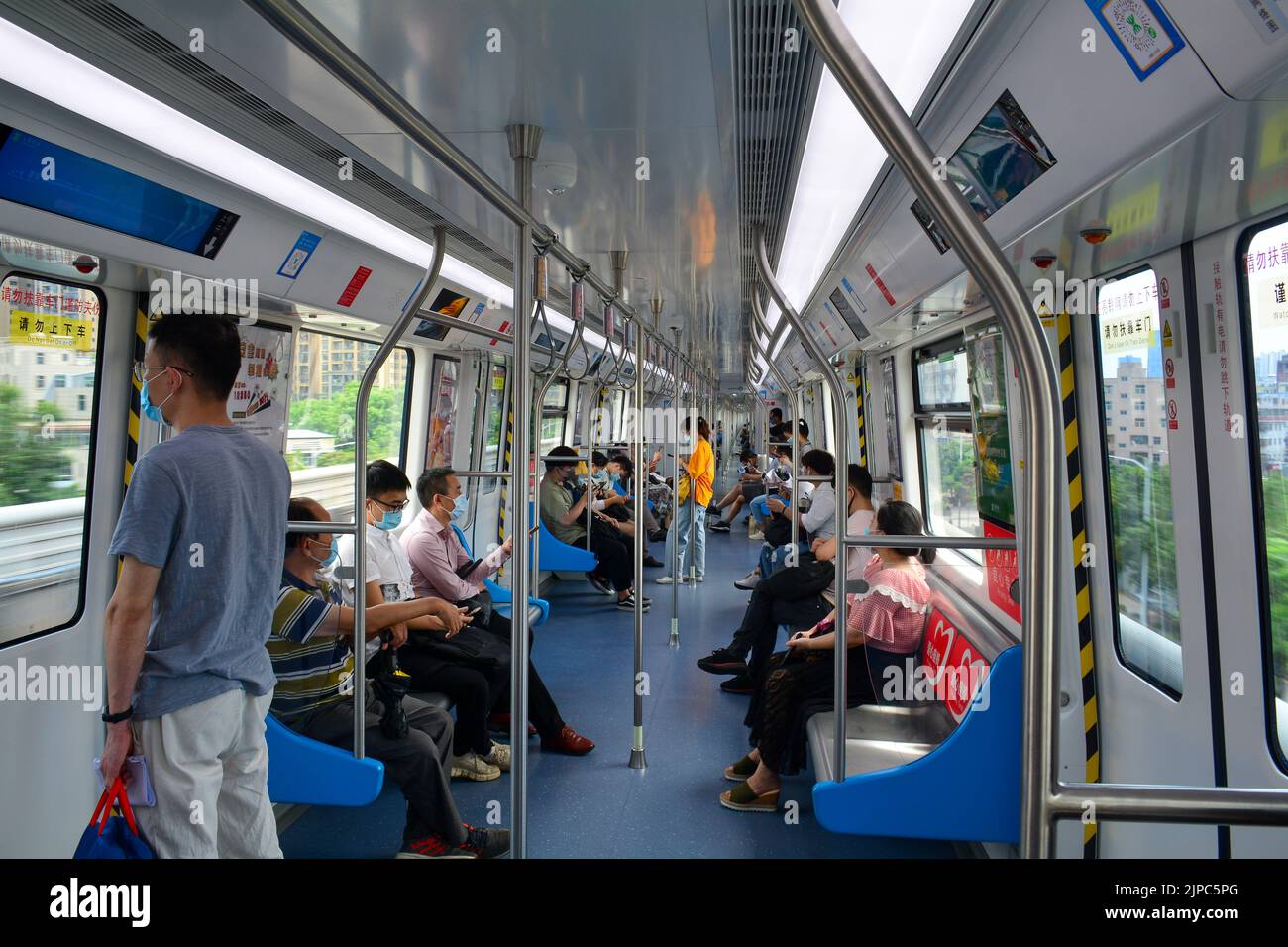 All'interno di un treno, i passeggeri sulla linea 3 della metropolitana di Shenzhen indossano maschere facciali dopo il primo blocco. Foto Stock
