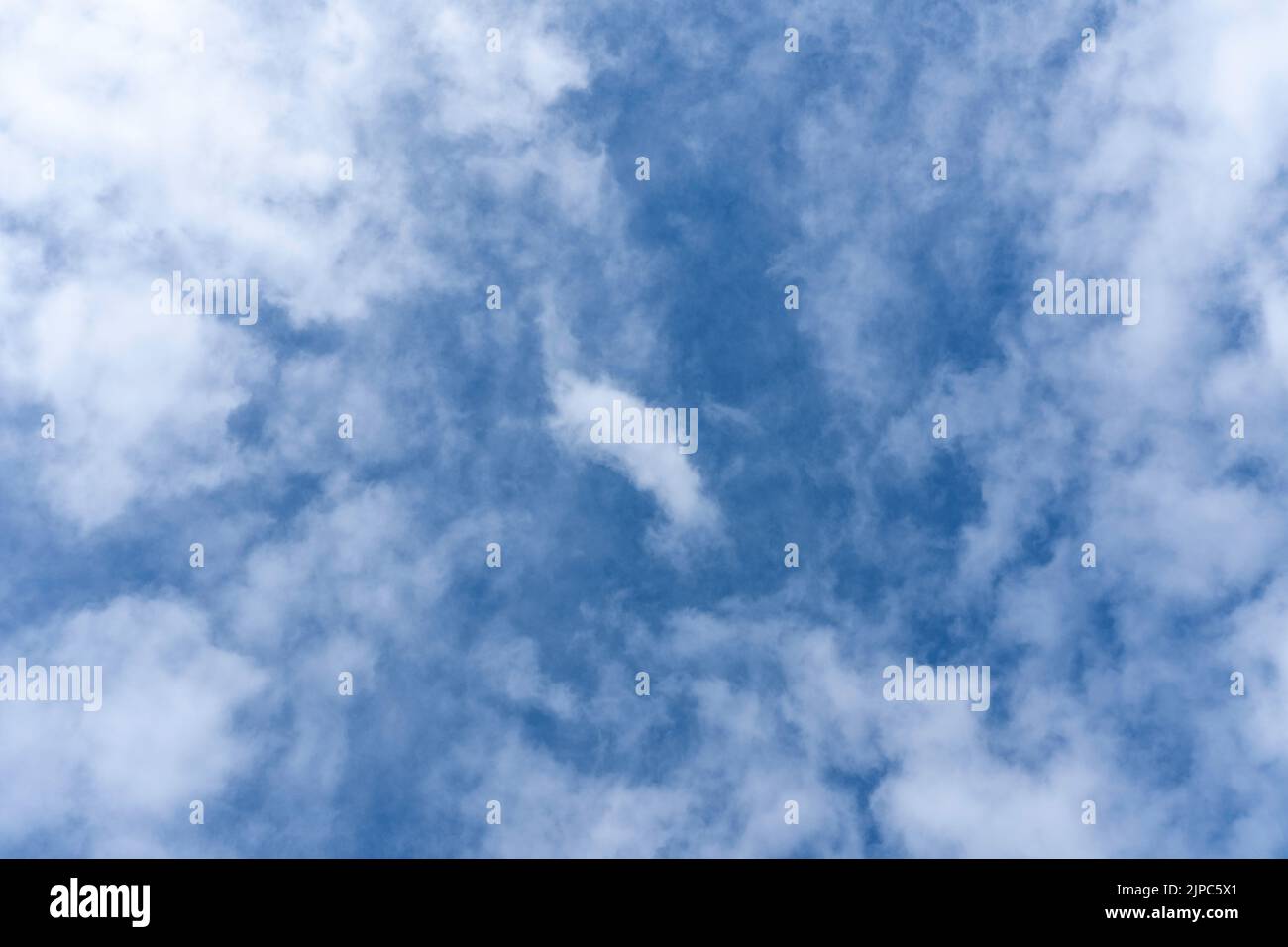 Cielo blu con nuvole di cumulo bianche e soffici. Panorama di nuvole bianche e soffici nel cielo blu. Bellissimo cielo blu vasto con incredibile sparso Foto Stock