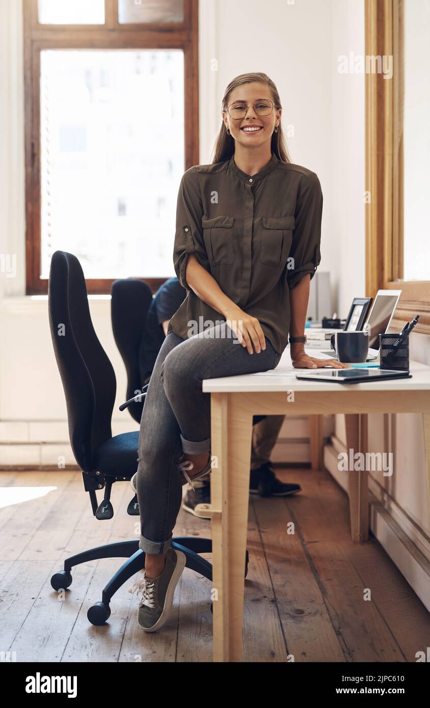 Imprenditore creativo e leader, motivazione e ispirazione per le giovani donne. Felice donna caucasica d'affari e proprietario di agenzia di consulenza Foto Stock