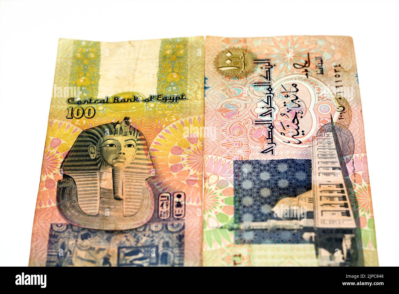 Old 100 LE EGP cento banconote egiziane in denaro presenta la moschea di al-Sayida Zainab al Cairo e la maschera di Tutankhamen sopra il fregio al centro di ver Foto Stock