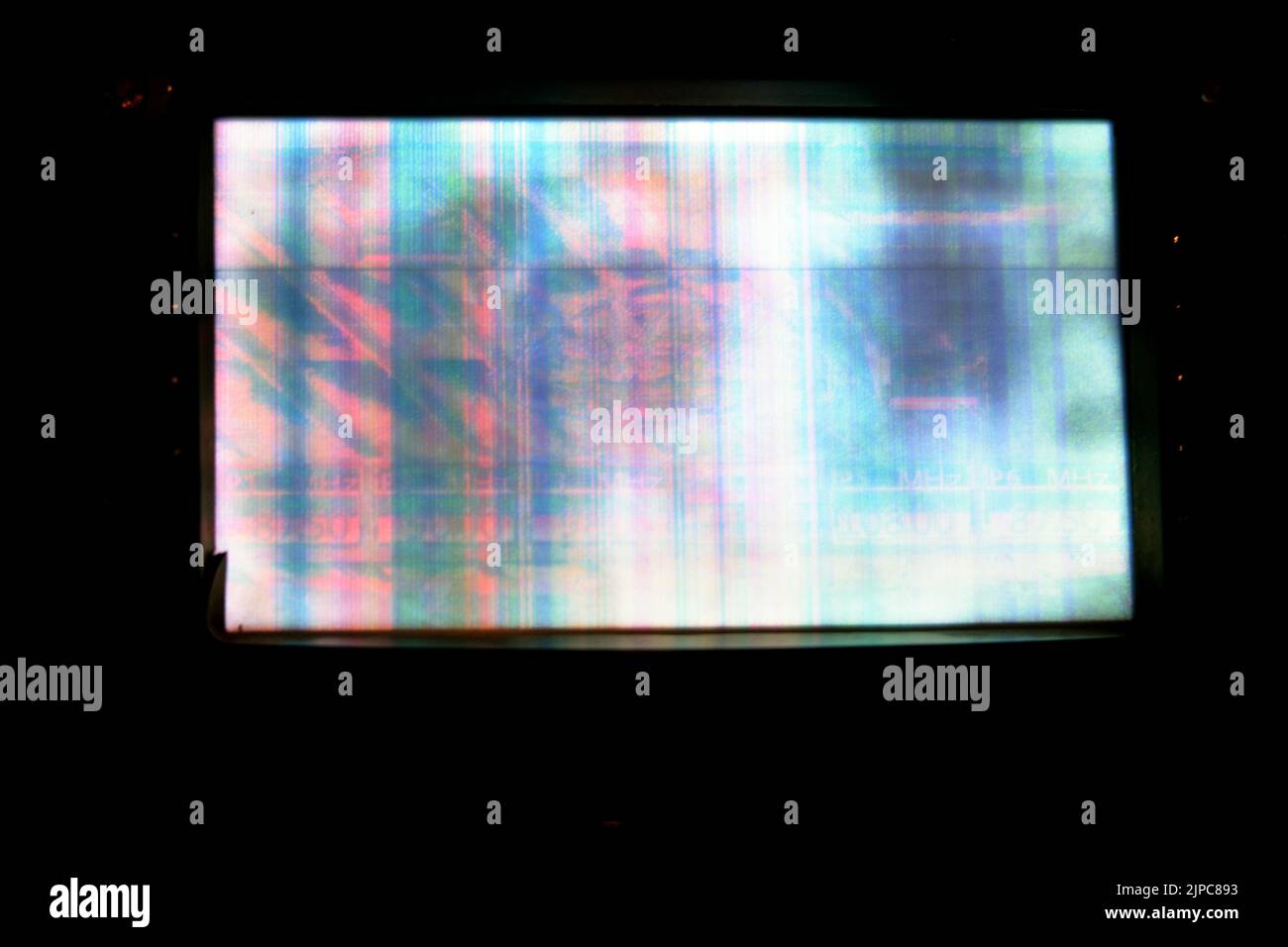 Schermo LCD rotto con più colori e pixelazioni con errori di colore e problemi di formazione astratta strisce di colore e patch di sfondo in gradien Foto Stock