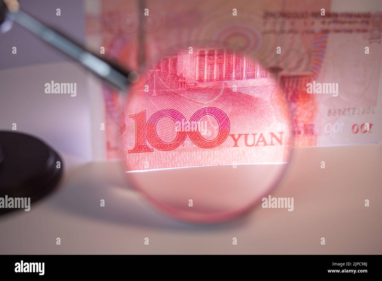 Primo piano della moneta cinese: Renminbi (RMB).The People`s Bank of China 100 yuan valuta, economia, RMB, finanza, investimenti, tasso di interesse Foto Stock