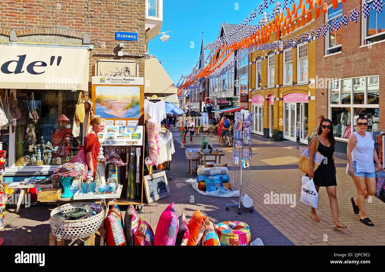 Zandvoort, Paesi Bassi - Agosto 12. 2022: Accogliente strada pedonale e rilassante per lo shopping nella cittadina costiera olandese del mare del nord Foto Stock