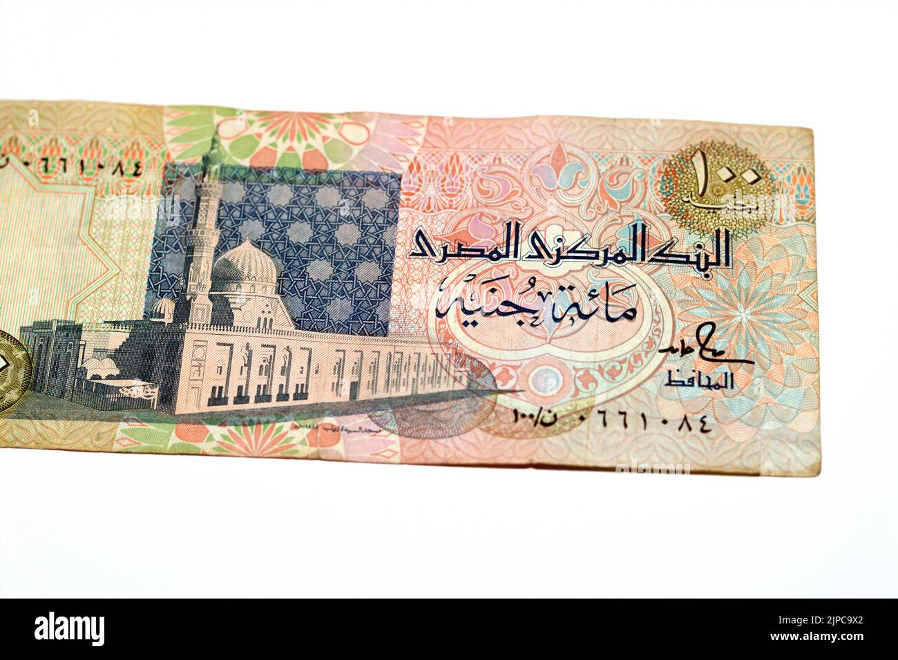 Lato opposto di una vecchia banconota da 100 LE EGP cento dollari egiziani caratteristiche al-Sayida Zainab moschea al Cairo al centro, fuoco selettivo di spirito Foto Stock