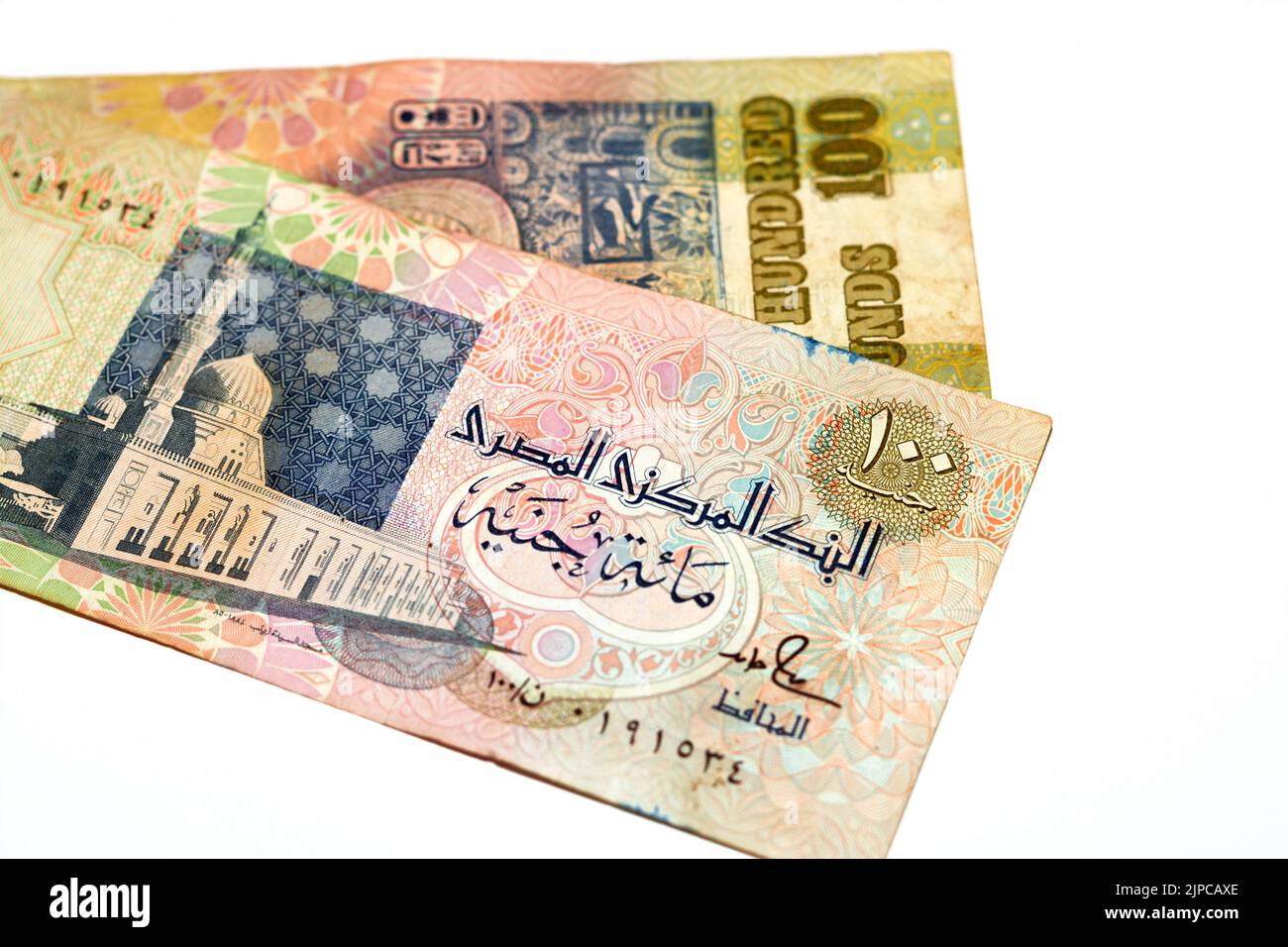 Old 100 LE EGP cento banconote egiziane in denaro presenta la moschea di al-Sayida Zainab al Cairo e la maschera di Tutankhamen sopra il fregio al centro di ver Foto Stock