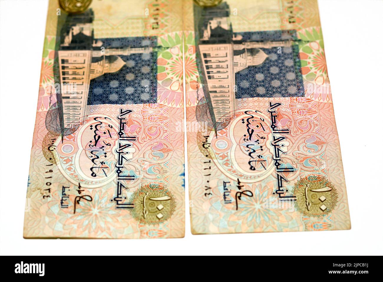 Lati opposti di una vecchia banconota da 100 LE EGP cento dollari egiziani caratteristiche al-Sayida Zainab moschea al Cairo al centro, fuoco selettivo di wi Foto Stock