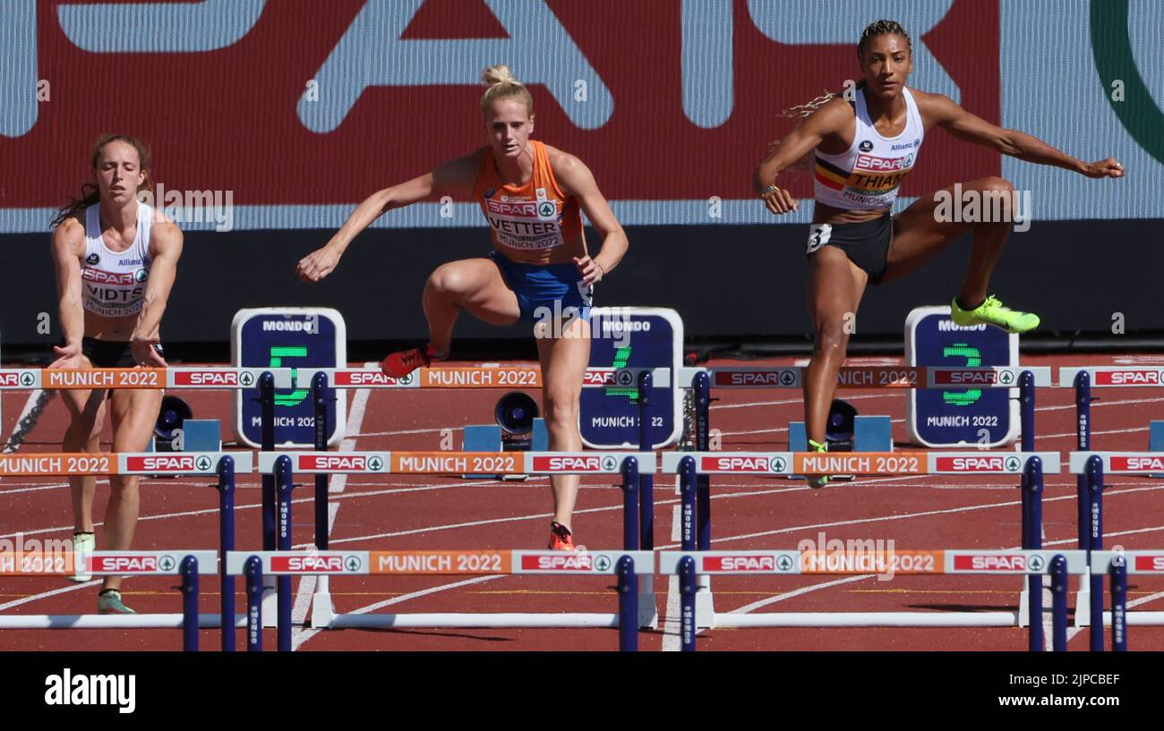 Monaco, Germania. 17th ago, 2022. Il belga Noor Vidts, l'olandese Anouk Vetter e il belga Nafissatou Nafi Thiam hanno mostrato una falsa partenza durante la gara di heptathlon femminile del 100m al Campionato europeo di atletica, a Monaco di Baviera 2022, in Germania, mercoledì 17 agosto 2022. La seconda edizione dei Campionati europei si svolge dal 11 al 22 agosto e prevede nove sport. BELGA PHOTO BENOIT DOPPAGNE Credit: Belga News Agency/Alamy Live News Foto Stock