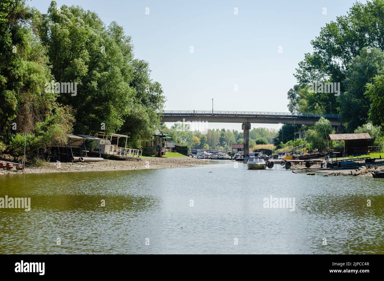 Un laghetto prosciugato vicino al Danubio. Vista su un laghetto prosciugato vicino al Danubio. Foto Stock