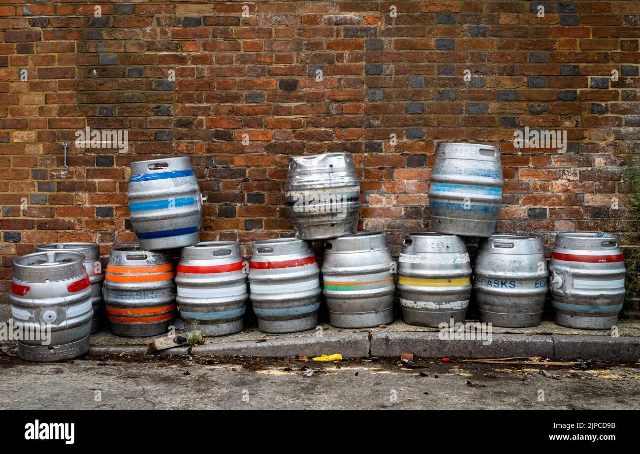 Billingshurst, West Sussex, Regno Unito, 17 ago, 2022. I barili di birra vuoti sono impilati contro un muro dietro il pub Kings Head Inn a Billingshurst, West Sussex, Regno Unito. Il tasso d’inflazione del Regno Unito ha raggiunto il 10,1%, il suo livello più alto dal febbraio 1982, mentre l’Ufficio per le statistiche nazionali sostiene che gli aumenti dei prezzi sono stati determinati in particolare dai prezzi dei prodotti alimentari e delle bevande. Foto Stock