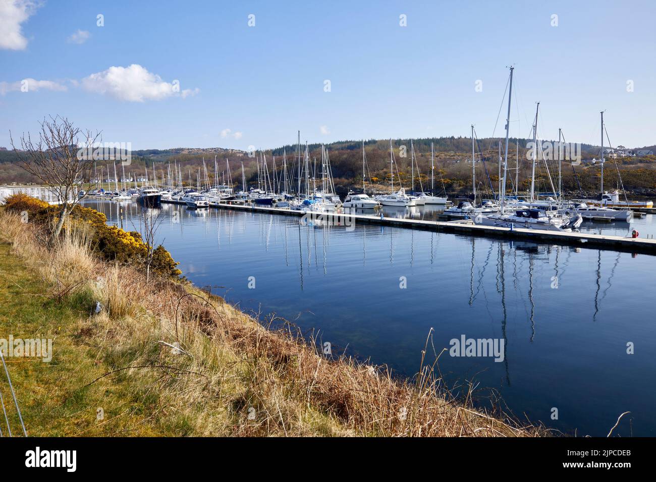 Una mattina di marzo luminosa e tranquilla, yacht a vela e altre imbarcazioni ormeggiate nel Portavadie Marina sul Loch Fyne sulla costa occidentale della Scozia Foto Stock